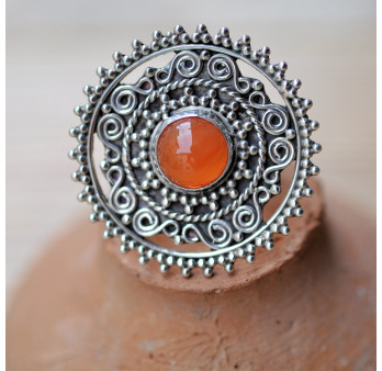 Grosse bague ronde argent ciselé main avec une pierre en Cornaline T51