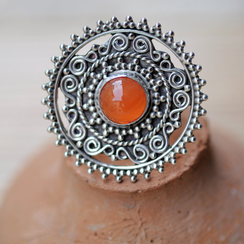 Grosse bague ronde argent ciselé main avec une pierre en Cornaline T51