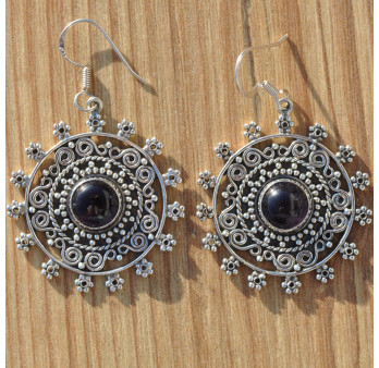 Boucles d'oreilles rondes argent ciselé avec une pierre en améthyste
