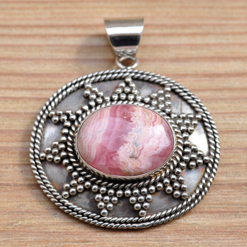 Pendentif argent ciselé pierre rose veinée en rhodochrosite Pendentif argent ciselé pierre rose veinée en rhodochrosite