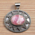 Pendentif argent ciselé pierre rose veinée en rhodochrosite Pendentif argent ciselé pierre rose veinée en rhodochrosite