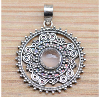 Pendentif rond en argent ciselé main et pierre en quartz rose