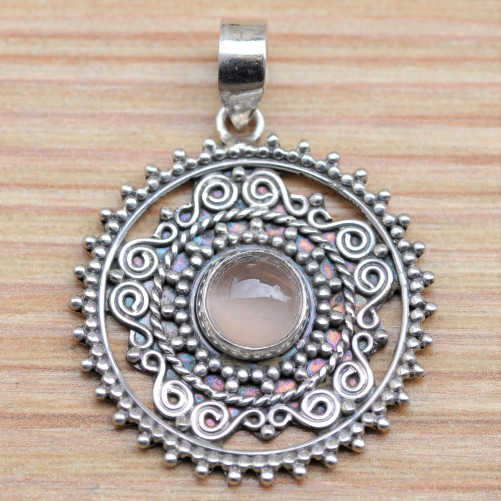 Pendentif rond en argent ciselé main et pierre en quartz rose