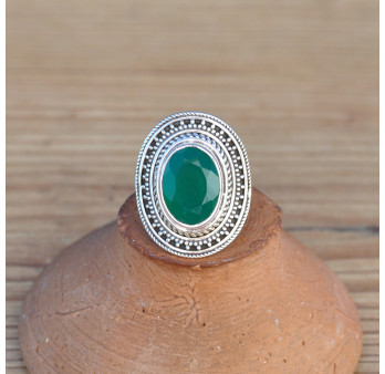 Bague ovale en argent ciselé et pierre Agate verte facettée (vert)