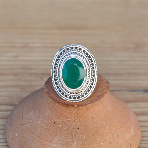 Bague ovale en argent ciselé et pierre Agate verte facettée (vert)