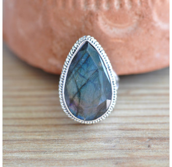 Grosse bague argent ciselé et pierre facettée en labradorite irisée T56