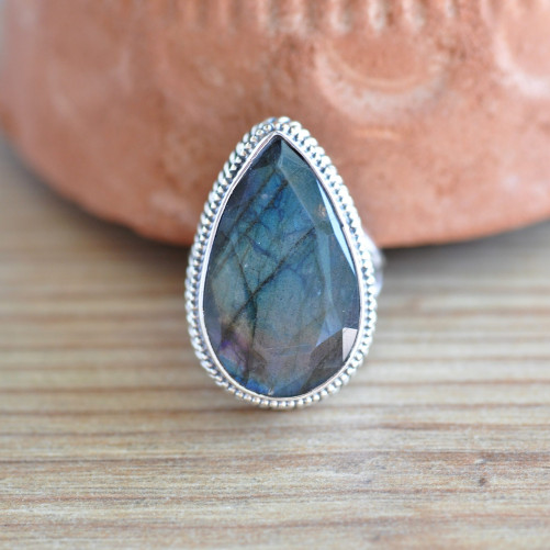 Grosse bague argent ciselé et pierre facettée en labradorite irisée T56
