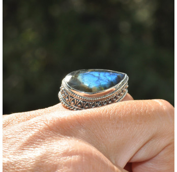 Grosse bague argent ciselé et pierre facettée en labradorite irisée T54