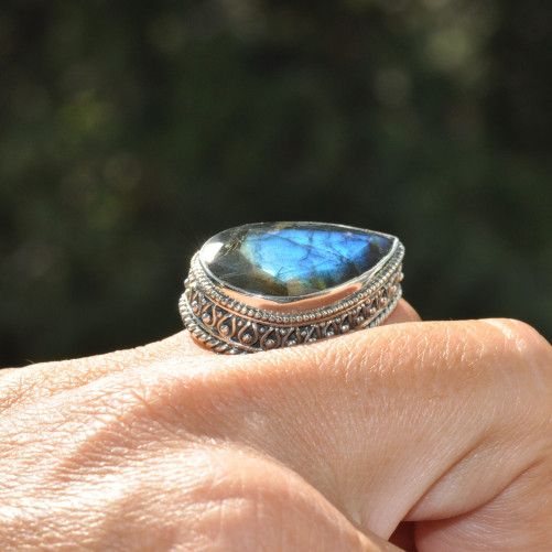 Grosse bague argent ciselé et pierre facettée en labradorite irisée T54