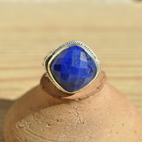 Bague massive argent ciselé et pierre en lapis carrée facettée lazuli