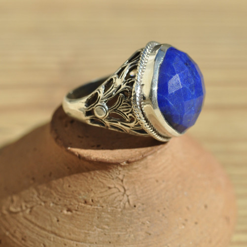 Bague massive argent ciselé et pierre en lapis carrée facettée lazuli T59