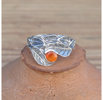 Bague en argent ciselé feuilles et pierre naturelle Cornaline