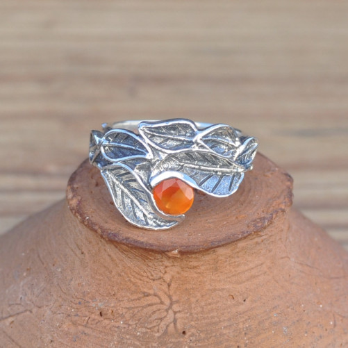 Bague en argent ciselé feuilles et pierre naturelle Cornaline