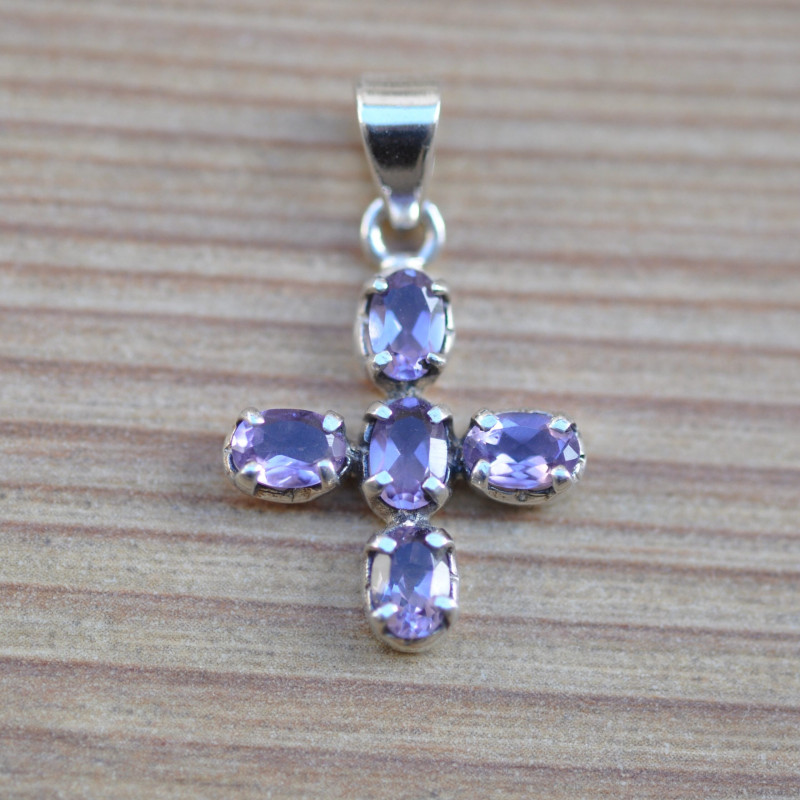 Petit pendentif croix pierre améthyste et argent Petit pendentif croix pierre améthyste et argent