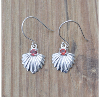 Petites boucles argent coquillage avec une pierre en Grenat facettée