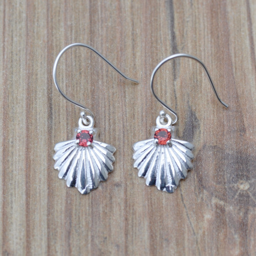 Petites boucles argent coquillage avec une pierre en Grenat facettée