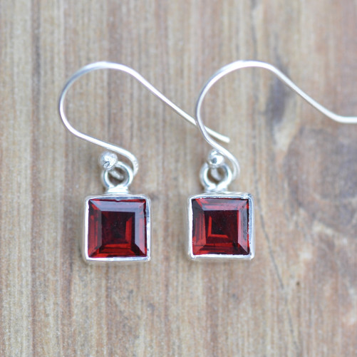 Petites boucles d'oreilles en argent et pierre Grenat carrée facettée