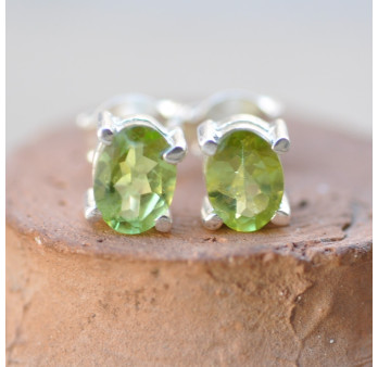 Minis boucles d'oreilles à clous en argent et Péridot