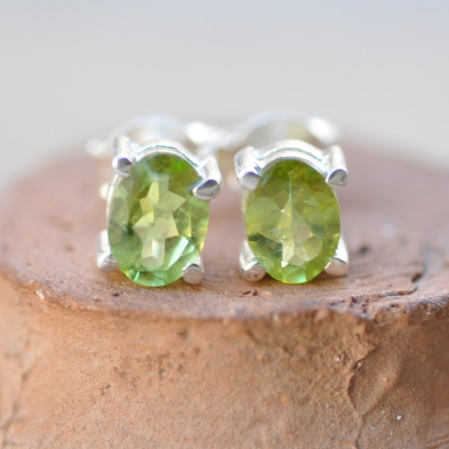 Minis boucles d'oreilles à clous en argent et Péridot