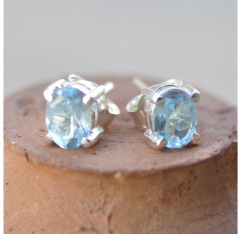 Minis boucles d'oreilles à clous en argent et Topaze bleue