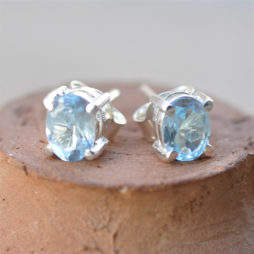 Minis boucles d'oreilles à clous en argent et Topaze bleue