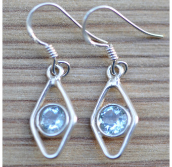 Petites boucles d'oreilles en pierre Topaze bleue sur une monture fine en argent
