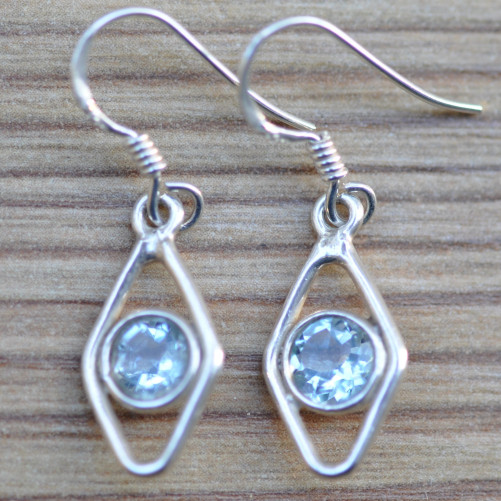 Petites boucles d'oreilles en pierre Topaze bleue sur une monture fine en argent