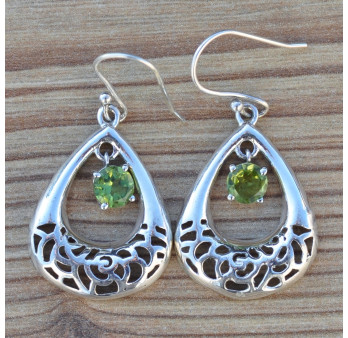 Boucles d'oreilles ajourées pierre ronde pendante en Péridot