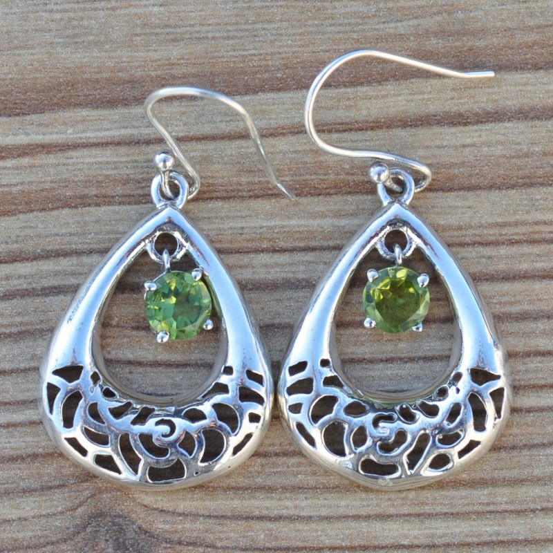 Boucles d'oreilles ajourées pierre ronde pendante en Péridot