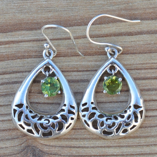 Boucles d'oreilles ajourées pierre ronde pendante en Péridot