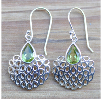 Boucles argent ajourées avec une pierre facettée en Péridot