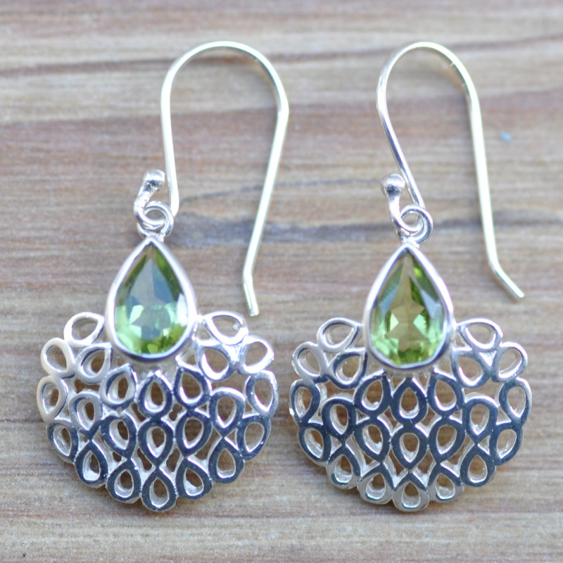 Boucles argent ajourées avec une pierre facettée en Péridot