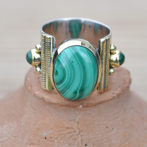 Bague anneau large pierre ovale cabochon en Malachite