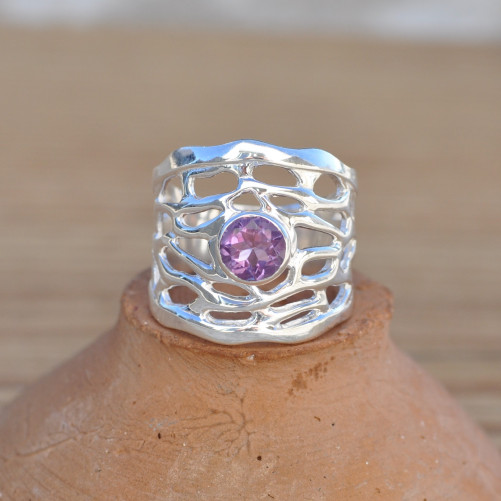 Anneau large en argent ajouré et pierre ronde Améthyste facettée (violet)
