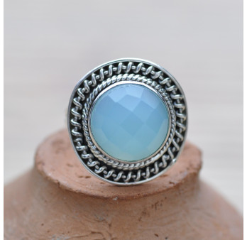 Belle bague ronde en argent ciselé et pierre Calcédoine agua facettée T57