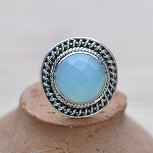 Belle bague ronde en argent ciselé et pierre Calcédoine agua facettée T57