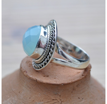 Belle bague ronde en argent ciselé et pierre Calcédoine facettée T57