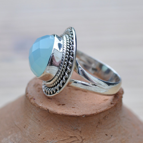 Belle bague ronde en argent ciselé et pierre Calcédoine facettée T57