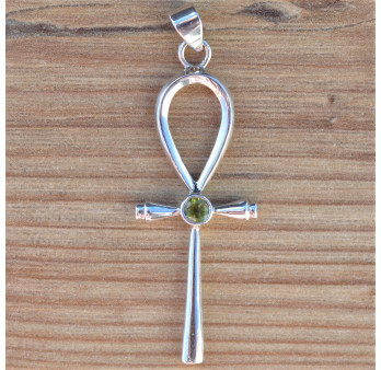 Petit pendentif croix égyptienne fine en argent et pierre PERIDOT (vert)