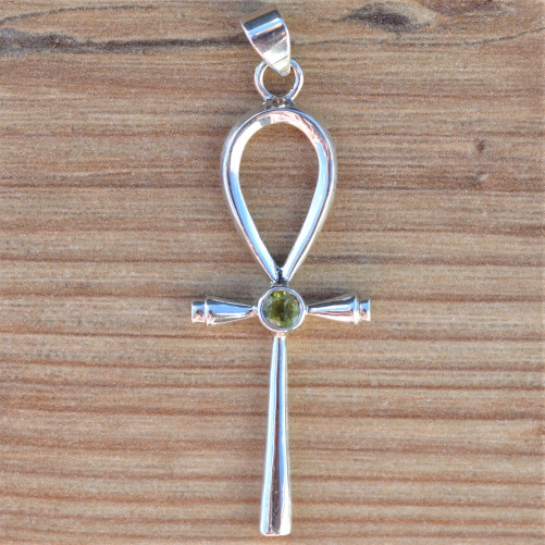 Petit pendentif croix égyptienne fine en argent et pierre PERIDOT (vert)