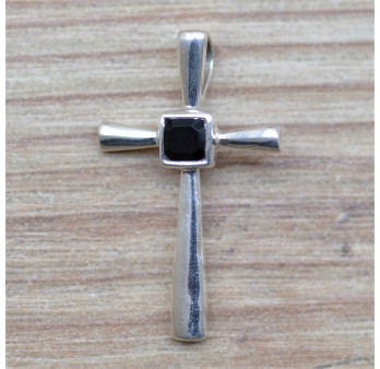 Petit pendentif croix fine en argent et pierre Onyx
