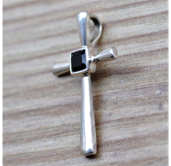 Petit pendentif croix fine en argent et pierre Onyx