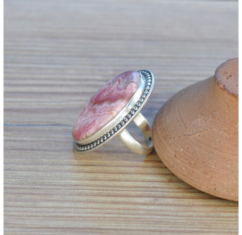 Grosse bague ovale en argent ciselé et grosse pierre rose en Rhodochrosite T57