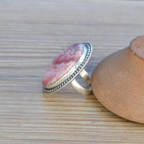 Grosse bague ovale en argent ciselé et grosse pierre rose en Rhodochrosite T57