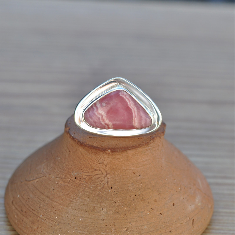 Petite bague triangulaire en argent et pierre Rhodochrosite (rose)