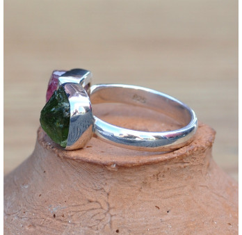 Bague en argent et 2 pierres brutes en Tourmaline (vert) (rose) T55