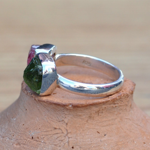 Bague en argent et 2 pierres brutes en Tourmaline (vert) (rose) T55