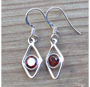 Petites boucles d'oreilles losanges et pierre facettée en Grenat