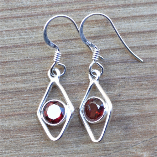 Petites boucles d'oreilles losanges et pierre facettée en Grenat