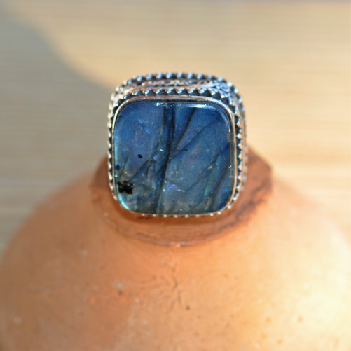 Grosse bague carrée massive argent ciselé pierre en labradorite plate T55
